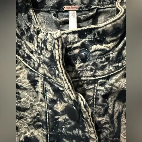 Free People  Follow the Flock Velvet Flocked Black / Tan Moto Jacket Size 2