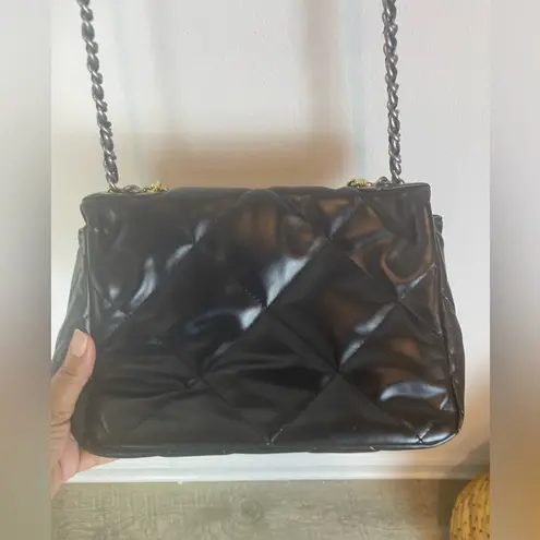 Retail $101 Women’s Quilted Genuine Leather Lock Closure Crossbody Chain Bag Black