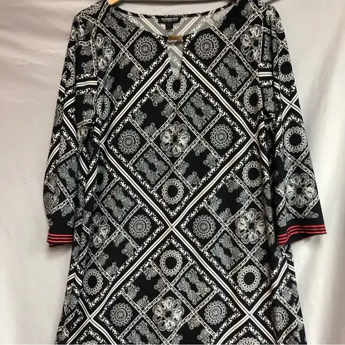 Blooming rose woman, 1X dress, white black and dark coral bottom