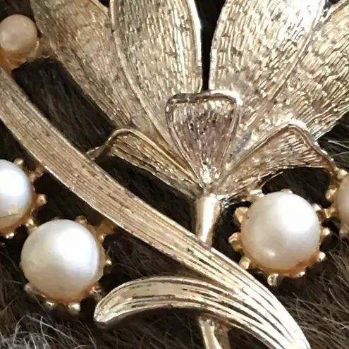 Vintage 50s Coro faux pearl gold cluster brooch