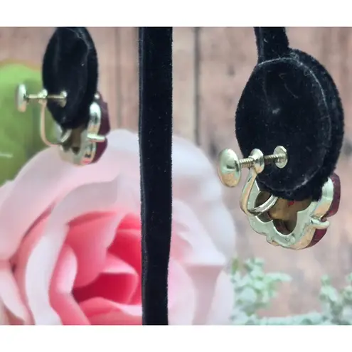 None Beautiful Vintage Gold Tone Red Flower Screw Back Clip On Earrings