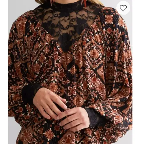 Gimmicks by BKE Gimmicks Printed Lace Top BKE Blouse Size Large