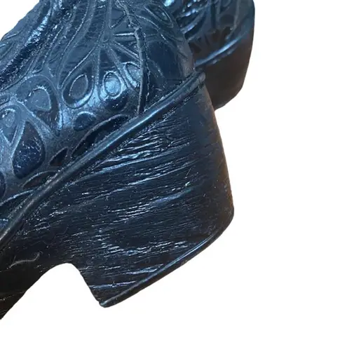 Born BOC Black Leather Professional Floral Clogs Women Sz 7