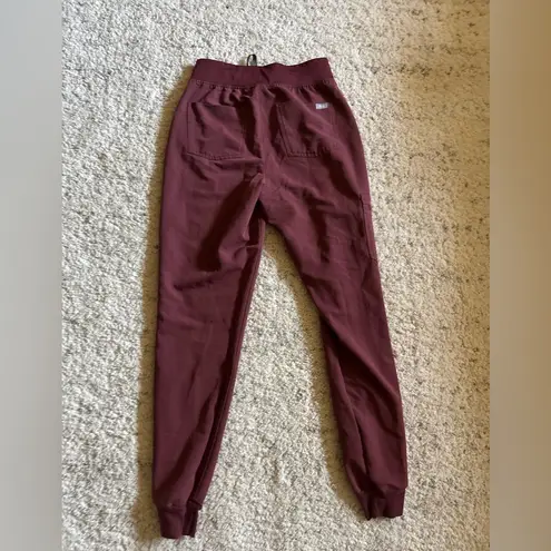 FIGS  Zamora Jogger Scrub Pant Size Small in Burgundy