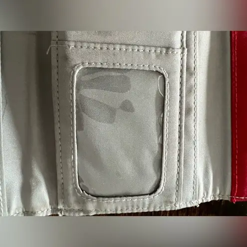 Baggallini | woman’s wristlet/wallet