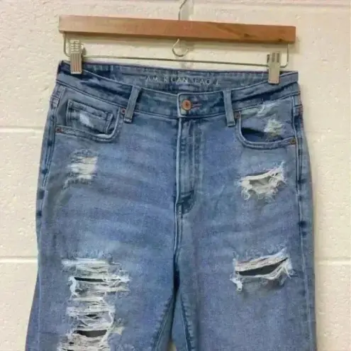 American Eagle ⭐️  light wash distressed mom jeans in size 4