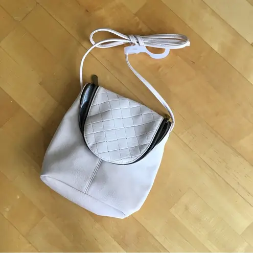 NWOT Quilt Design Crossbody Bag, Cream with Black, White Abstract Print Interior