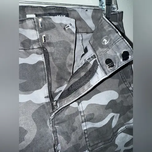 Kut From The Kloth  Reese ankle straight leg Camouflage Cargo Pants size 2