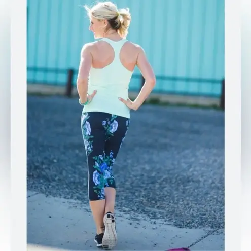 ALBION FIT Go Crop Floral Leggings in Blue Antigua Rose