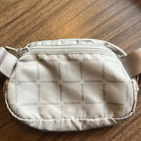 Lululemon  Athletica Wordmark Grid 1L Lightweight Everywhere Belt Bag - Image 3