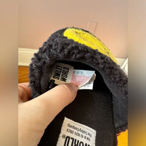 Smiley World Women’s Black Smiley Face Fuzzy Slippers Size 5/6