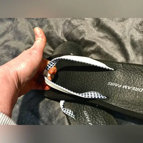 Dream Paris NWOT DREAM PAIRS Women’s Size:9 White flip flops Arch support.