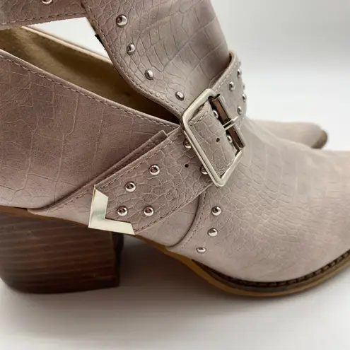 Arider Girl Cream Stud Buckle Crocodile Pointed Toe Block Heels Women's size 8.5