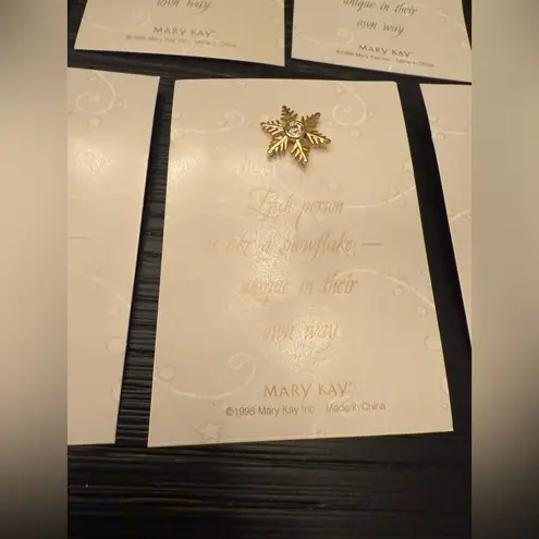 NEW Mary Kay Bundle of (7) Snowflake Pins Mary Kay Gifts Holiday Christmas Gold