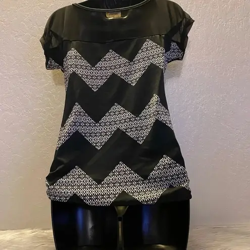 Free Kisses Black & White Pattern Short Sleeve Blouse with Accent Necklace