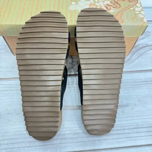 Very G Black Metallic Crisscross Strappy Sandals Contoured Footbed NEW