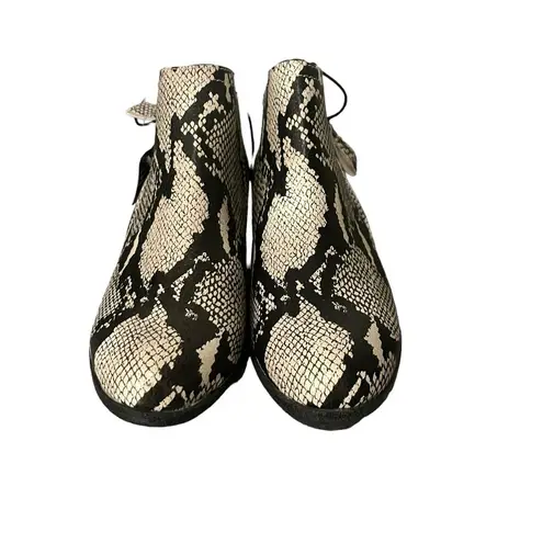 Arizona Jeans NWT Arizona Jean Co Faux Snake Skin Galen Block Heel Side Zipper Ankle Booties