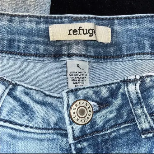 Refuge  lightwash manufactured distressed Jeans