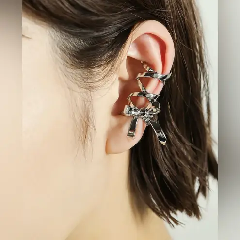 LOVE BY E.M. Ribbon Single Ear Cuff Silver