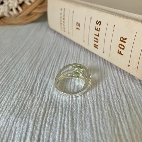 NRT Green & Silver Two Shank Ring “Venus” Avon Signed Peridot Eye Art Deco Jewelry