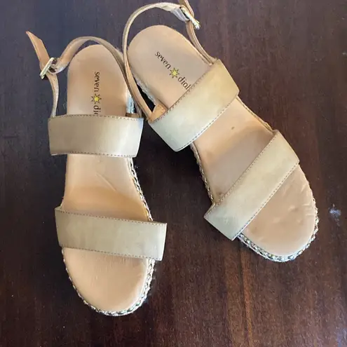 Seven Dials Women's Beige Sandals with Gold Accents Size 9