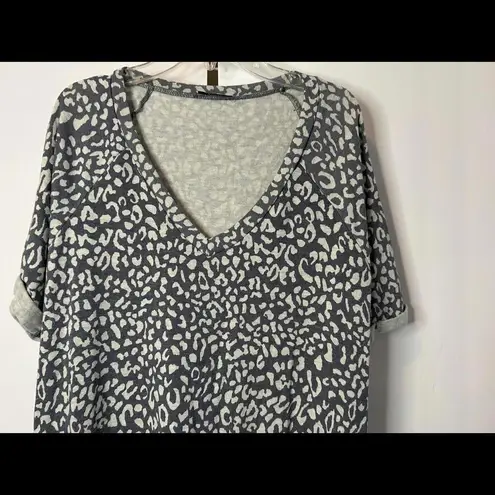 JODIFL  Gray animal print VNeck top. Size Small. EUC.‎