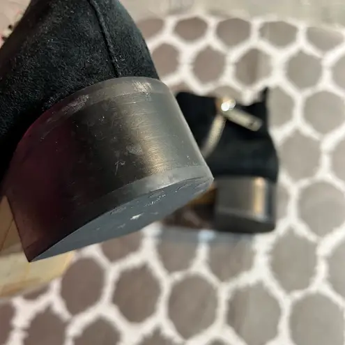 Dolce Vita Black Ankle Boots with Sleek Design Size 6.5