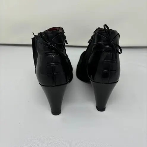 Donald Pliner Black Leather Crepe Elastic Calf Ankle Boot Shoe Lace Up Detail Size 7.5