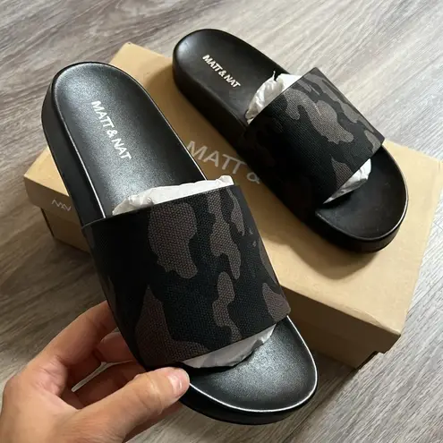 Matt & Nat Black Camo Slides Women’s Sandals Beach Casual Size 8