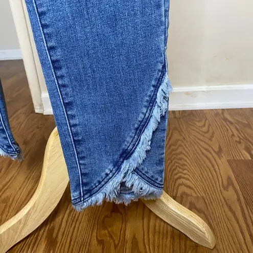 Liverpool  Abby Frayed Tulip Crop Skinny Jean, Size 2/26”