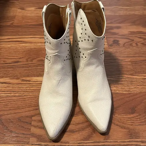 Universal Threads White Cowboy Boots