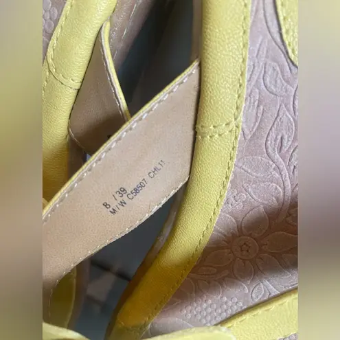 Born concept BOC  Women’s Yellow Sandal with Yellow Leather Flower Size 8 NWOT