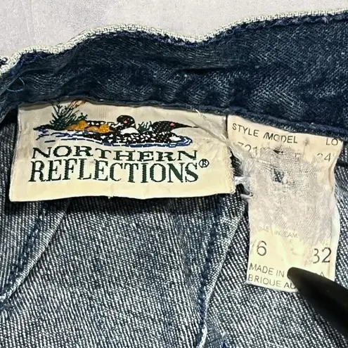 Northern Reflections ā
(Vintage) High-Waisted Blue Jeans w/ Floral Pockets ā
