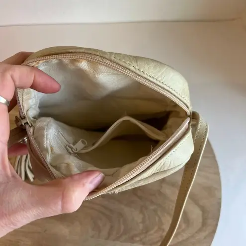 Diamicci Vintage 90s Cream Leather Woven Tassel Pull Crossbody Small. Square Bag