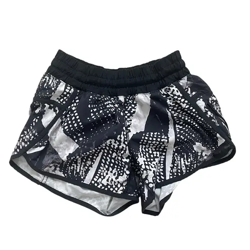 Lululemon  Tracker Short III *4-way Stretch Black Beige Pattern size 4 - Image 4
