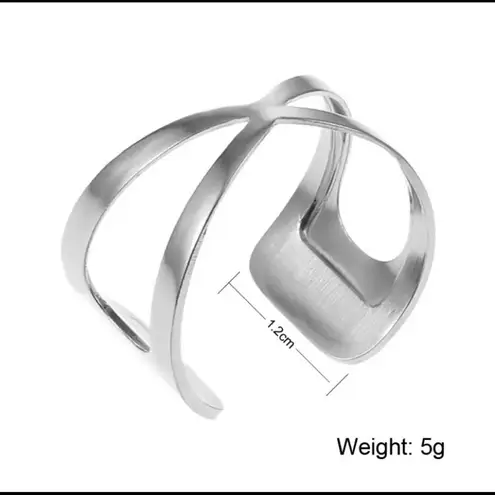 Adjustable ring with reversible color insert.