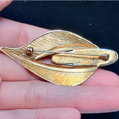 Leaf Tear Drop Mother of Pearl Brooch Unsigned 2.5" Vtg Gold Tone