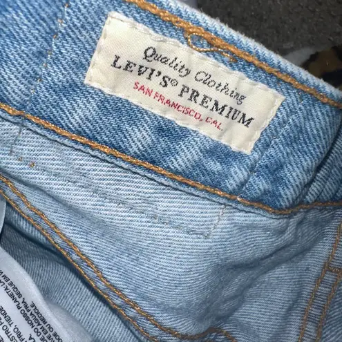 Levi's Light Wash Button Distressed Jean Shorts!