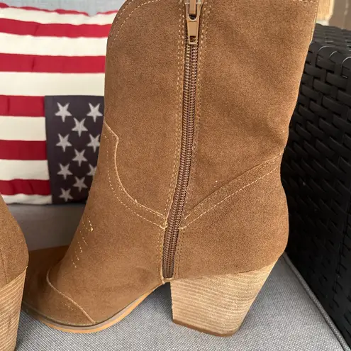 Brown Suede Western Ankle Boots Size 9 – Pointed Toe Cowboy Style