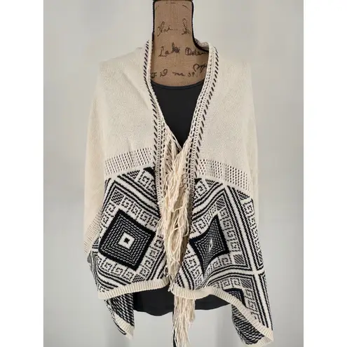 Curio New York Cream Black Geometric Lace Boho Fringe Knit Poncho Wrap M/L Size undefined