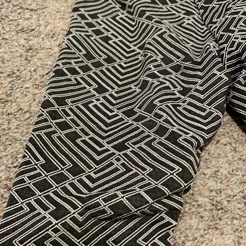 Koral  textured pattern black & white leggings SM