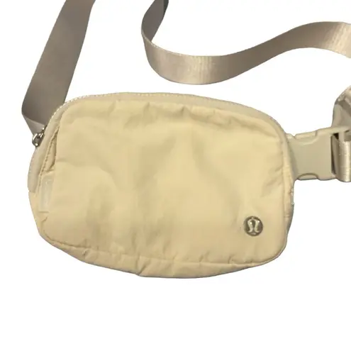 Lululemon  cream Everywhere Belt Bag 1L