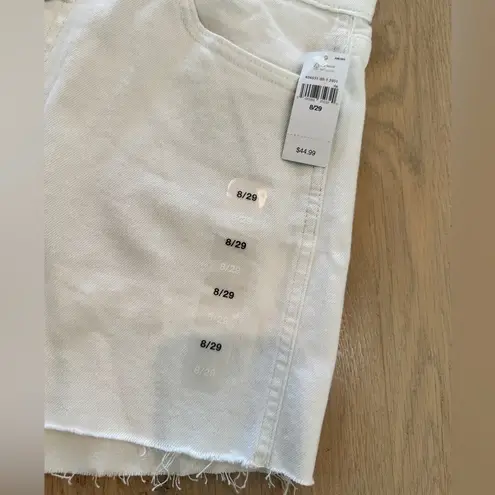 Gap  3 1/2 inch high rise button up white shorts size 8