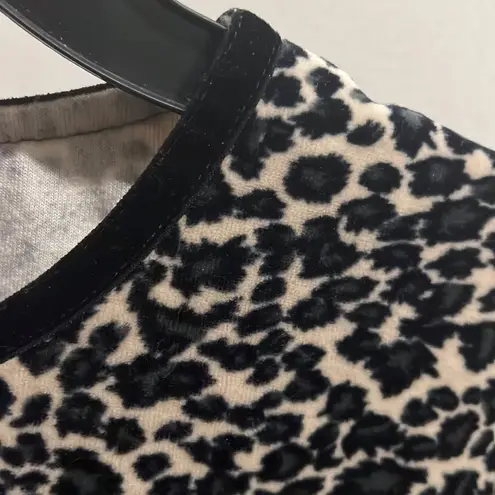 Trendy Crewneck Animal Print Short Sleeve Top Size M