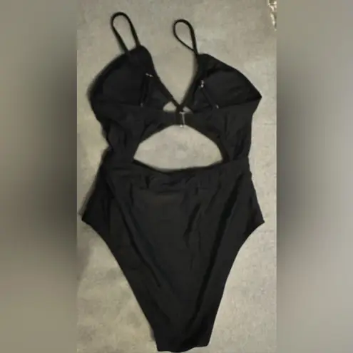 Cupshe NWT  One Piece Swimsuit Plunge Neckline Cutout Criss Cross black size L