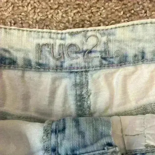 Rue 21  light wash embroidered‎ denim shorts size 7/8