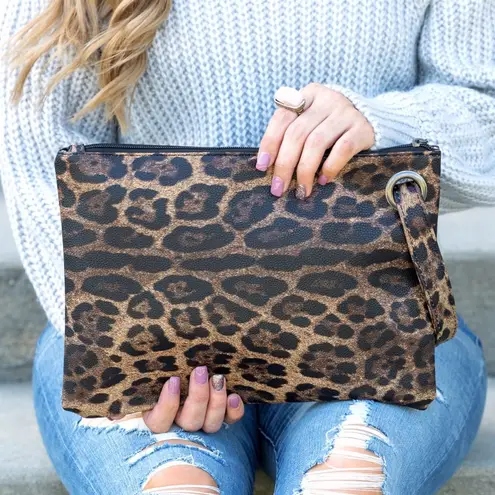 HP💝Women’s Oversized Leopard Vegan Clutch Brown