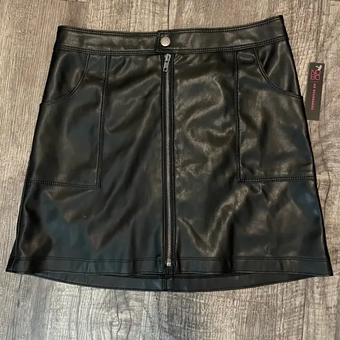 No Boundaries NWT Black Faux Leather Women’s Skirt Size Medium Mini Zip Edgy Stretch Mob wife