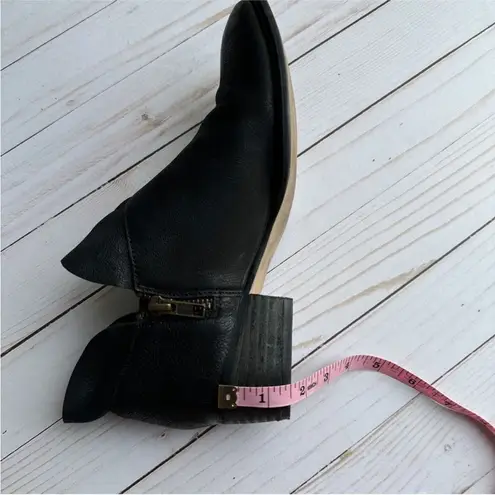 Seychelles Snare Leather Ankle Boots in Black