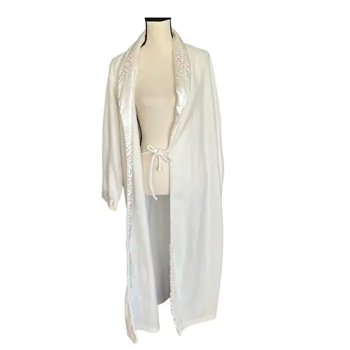 Erica Taylor white soft tie robe. Embroidered flowers. Size PL